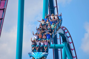 Orlando, Florida. 17 Şubat 2019 Mako Rollercoaster lightblue bulutlu gökyüzü arka planda International Drive alanı (3 zevk insanlar)