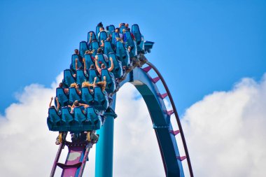 Orlando, Florida. 17 Şubat 2019 Mako Rollercoaster lightblue bulutlu gökyüzü arka plan International Drive alanında (4 üzerinde zevk insanlar).