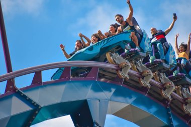 Orlando, Florida. 17 Şubat 2019 Mako Rollercoaster lightblue bulutlu gökyüzü arka planda International Drive alanı (7 üzerinde zevk insanlar)