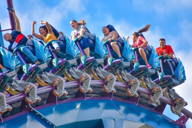 Orlando, Florida. 17 Şubat 2019 Mako Rollercoaster lightblue bulutlu gökyüzü arka planda International Drive alanı (8 zevk insanlar).