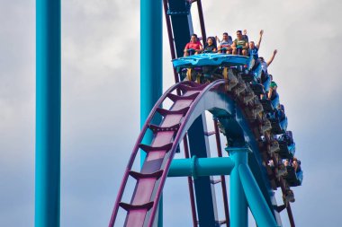 Orlando, Florida. 17 Şubat 2019. Seaworld (7 lightblue bulutlu gökyüzü bakcground Mako Rollercoaster eğlenceye sahip insanlar)