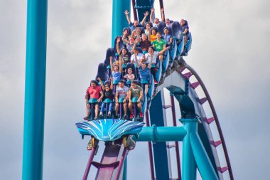 Orlando, Florida. 17 Şubat 2019. Seaworld (8 lightblue bulutlu gökyüzü bakcground Mako Rollercoaster eğlenceye sahip insanlar).