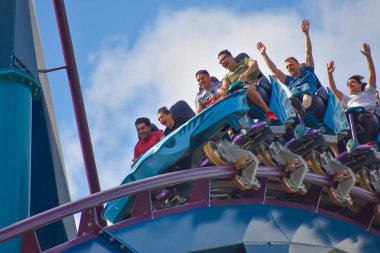 Orlando, Florida. 17 Şubat 2019. Seaworld (9 lightblue bulutlu gökyüzü bakcground Mako Rollercoaster eğlenceye sahip insanlar)