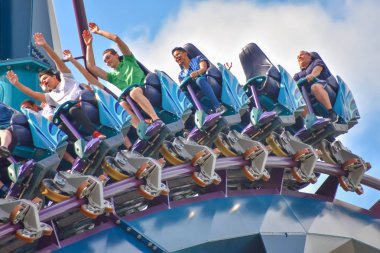 Orlando, Florida. 17 Şubat 2019. Seaworld (10 lightblue bulutlu gökyüzü bakcground Mako Rollercoaster eğlenceye sahip insanlar)