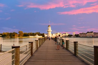 Orlando, Florida. 15 Kasım 2018 Panoramic vie deniz feneri ve güzel günbatımı gökyüzü arka plan Lake Buena Vista alanda iskelede