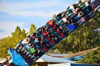 Orlando, Florida. 19 Kasım 2018. Güzel aile ve arkadaşlar rollercoaster zevk International Drive alanında binmek