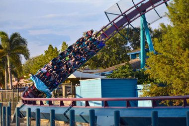 Orlando, Florida. 19 Kasım 2018. Güzel insanlar Mako Rollercoaster lightblue bulutlu arka planda International Drive alanı üzerinde zevk.