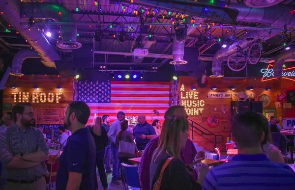 Orlando Florida Janeiro 2019 Pessoas Desfrutando Meia Noite Colorido Bar — Fotografia de Stock