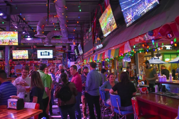 Orlando Florida Janeiro 2019 Pessoas Desfrutando Meia Noite Colorido Bar — Fotografia de Stock