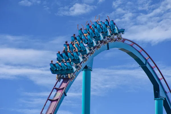 Orlando Floridě Února 2019 Lidí Těší Mako Rollercoaster Lightblue Zamračená — Stock fotografie