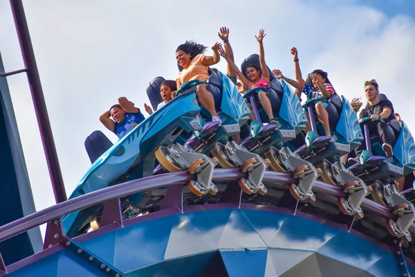 Orlando Florida Februari 2019 Mensen Plezier Mako Rollercoaster Lichtblauwe Bewolkte — Stockfoto