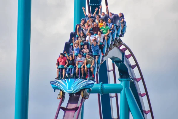 Orlando Florida Febrero 2019 Gente Divirtiéndose Mako Rollercoaster Cielo Nublado —  Fotos de Stock