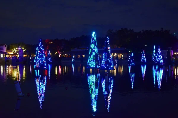 Orlando Florida Novembro 2018 Árvores Natal Coloridas Iluminadas Seu Reflexo — Fotografia de Stock