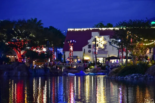 Orlando Florida Listopada 2018 Jarmark Bożonarodzeniowy Kolorowe Światła Odbite Jeziorze — Zdjęcie stockowe