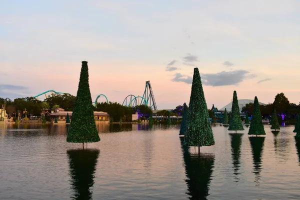 Orlando Florydzie Listopada 2018 Choinki Odzwierciedlenie Jeziora Kolorowe Rollercoaster Tle — Zdjęcie stockowe