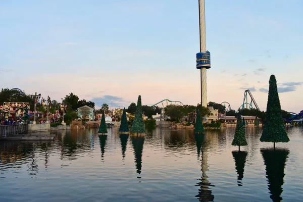 Orlando Florida Noviembre 2018 Árboles Navidad Sobre Lago Torre Del —  Fotos de Stock