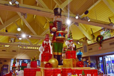 Orlando, Florida. 19 Kasım 2018. Orlando, Florida. 19 Kasım 2018. Uluslararası sürücü alanı deposunda Fındıkkıran ve Chritsmas hediye kutusunda.