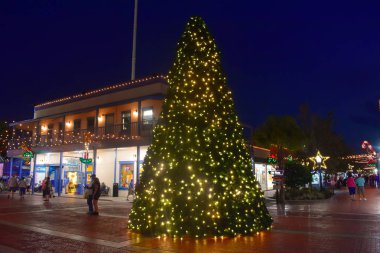 Orlando, Florida. 21 Kasım 2018 ışıklı Noel ağacı ve Old Town adlı bina vintage 192 anayola yakın