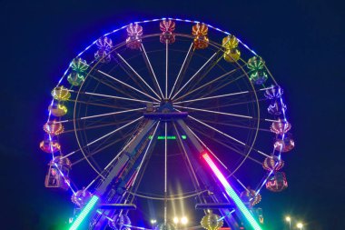 Orlando, Florida; 09 Kasım 2018 Colofur dönme dolap cazibe Old Town Kissimmee bölgesinde.