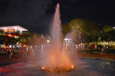 Orlando, Florida. Portakal rengi Lake Buena Vista adlı 24 Kasım 2018 aydınlatmalı su Çeşmesi.