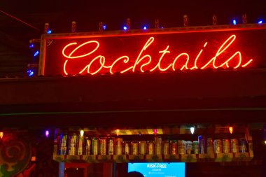 Orlando, Florida. 24 Kasım 2018 aydınlatmalı kokteyller işareti ve bira ile güzel raf Lake Buena Vista adlı kutular..