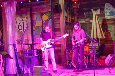 Orlando, Florida; 15 Kasım 2018 sahnede Rock grubu ile mor ışık yaktı.