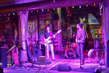 Orlando, Florida. Mor ışık, Lake Buena Vista ile Rock grubu sahne alanı'nda 24 Kasım 2018 yaktı.