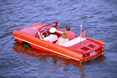 Orlando, Florida. 14 Kasım 2018. Güzel çift amfibi kırmızı araba zevk Lake Buena Vista alanı (3 Mavi Göl üzerinde binmek)