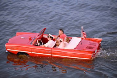 Orlando, Florida. 10 Kasım 2018. Amfibi kırmızı araba zevk güzel bir çift mavi göle Lake Buena Vista alan (1 üzerinde binmek)