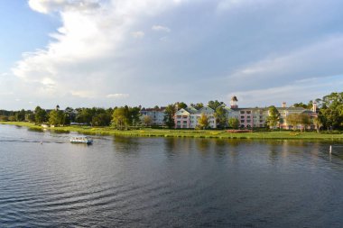 Orlando, Florida. 18 Kasım 2018 renkli Victoria tarzı otel ve güzel bulutlu gün batımı arka plan Lake Buena Vista adlı teknede taksi