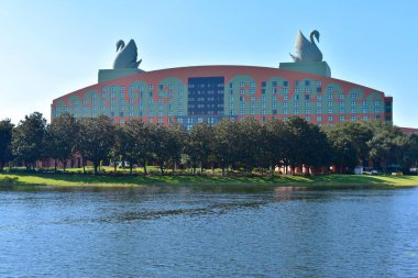 Orlando, Florida. 15 Kasım 2018 panoramik Lake Buena Vista alanda renkli otel.