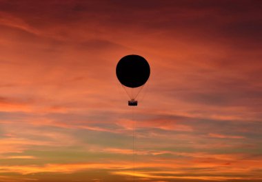 Orlando, Florida. 08 Kasım 2018. Hava balonu renkli günbatımı arka planda Lake Buena Vista'nın panoramik manzaralı