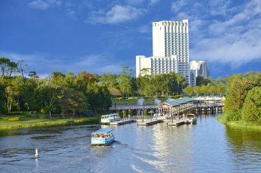 Orlando, Florida. 24 Kasım 2018 Feribot Tekne denize indirmek üstünde lightblue bulutlu arka plan, Lake Buena Vista.