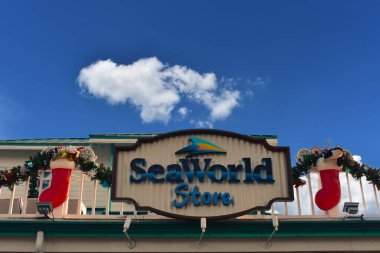 Orlando, Florida. 19 Kasım 2018. Uluslararası sürücü alanında. Noel süsler International Drive alanında bulutlu arka plan mavi işaretiyle SeaWorld mağaza.