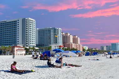 Clearwater Beach, Florida. 18 Ekim 2018 sahilde günbatımı renkli arka plan üzerinde rahatlatıcı insanlar