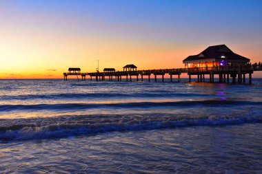 Clearwater, Florida. Ekim 21,2018 panoramik Pier 60 Clearwater Beach günbatımı renkli arka plan üzerinde.