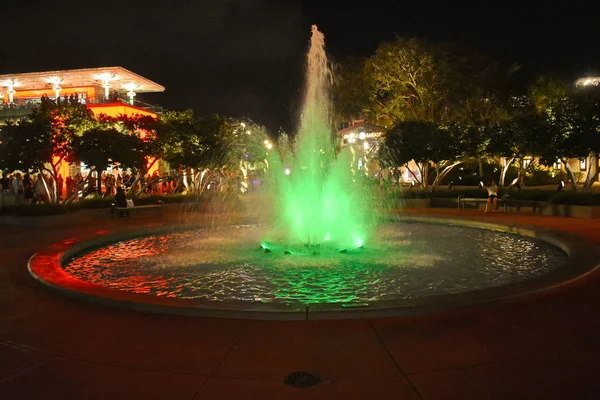 Orlando Florida Novembre 2018 Fontana Acqua Illuminata Colore Verde Lago — Foto Stock