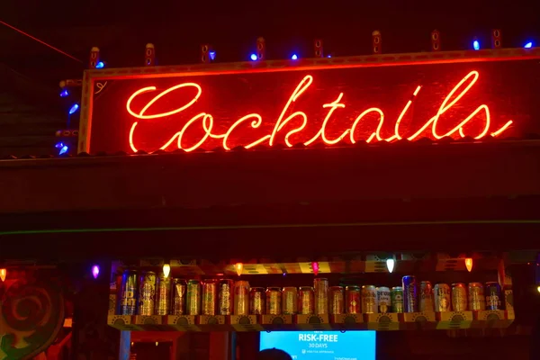 Orlando, Florida. 24 Kasım 2018 aydınlatmalı kokteyller işareti ve bira ile güzel raf Lake Buena Vista adlı kutular..