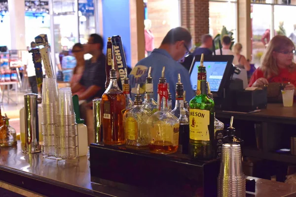 Orlando Florida Novembro 2018 Garrafas Bebidas Barman Bar Externo Lago — Fotografia de Stock