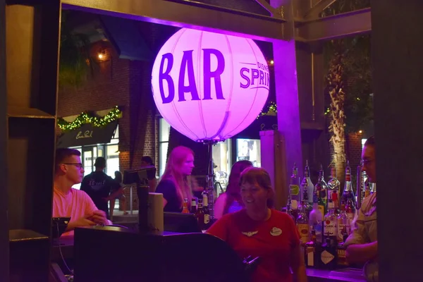 Orlando Florida Novembro 2018 Pessoa Carregando Uma Bebida Balão Bar — Fotografia de Stock