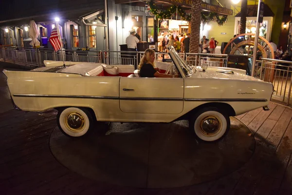 Orlando Florida Noviembre 2018 Mujer Estacionamiento Vintage Taxi Blanco Noche — Foto de Stock