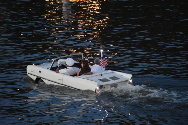 Orlando Florida November 2018 Couple Enjoying Amphibious Vintage White Car — Stock Photo, Image