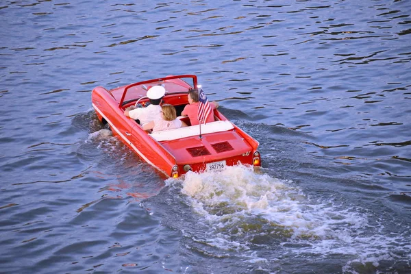 Orlando Florida Noviembre 2018 Bonita Pareja Disfrutando Paseo Coche Rojo —  Fotos de Stock