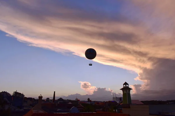 Orlando Florida November 2018 Luftballong Flyger Ljusblå Grumlig Bakgrund Lake — Stockfoto