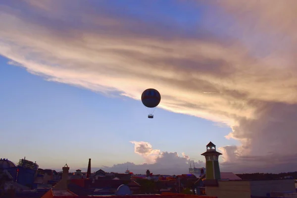 Orlando Florida Novembro 2018 Balão Voando Sobre Fundo Azul Claro — Fotografia de Stock