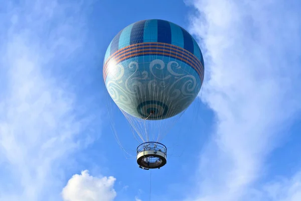 奥兰多 佛罗里达州 2018年11月15日 在布埃纳维斯塔湖 在浅蓝色多云背景下飞行的气球 — 图库照片