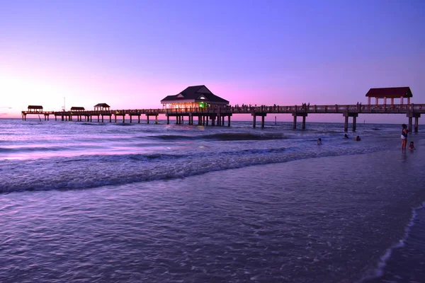 佛罗里达州的克利尔沃特2018年10月21日清洁海水海滩洋红色日落背景上的60号码头全景 — 图库照片