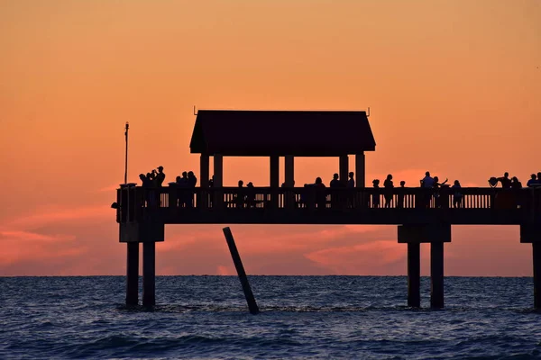 佛罗里达州的克利尔沃特2018年10月21日在 Clearwater 海滩60号码头拍照欣赏日落 — 图库照片