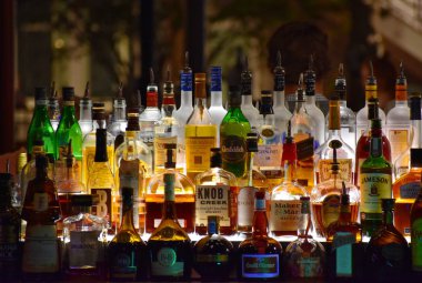 Orlando, Florida. 11 Ekim 2018. Renkli farklı içecekler şişe içinde Bar Lake Buena Vista alanda..