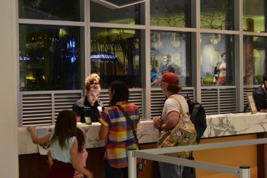 Orlando, Florida. 16 Ekim 2018 koordinasyon kalkış transfer otel lobisinde Cabana Bay Hotel Universal Studios alanında, Aile